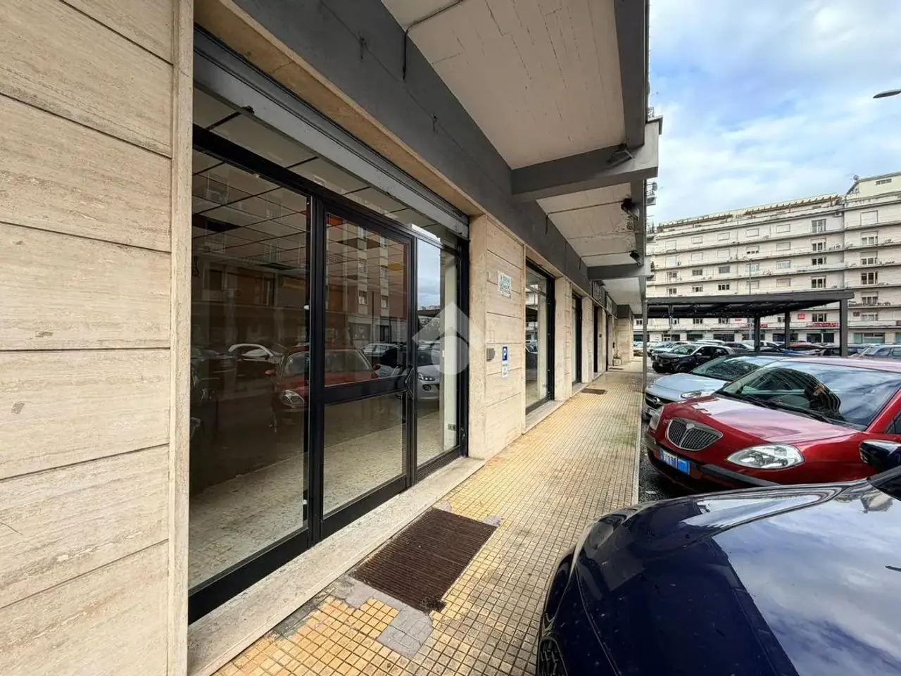 Negozio in Piazza Caduti di Via Fani 12, Frosinone, {3} - Foto 1