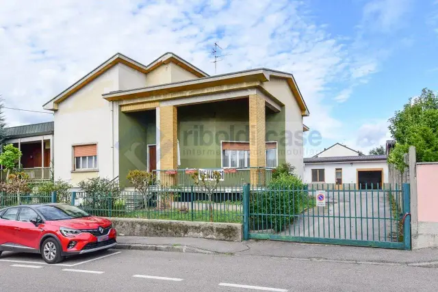 Mansion in Viale Repubblica, Cabiate - Photo 1