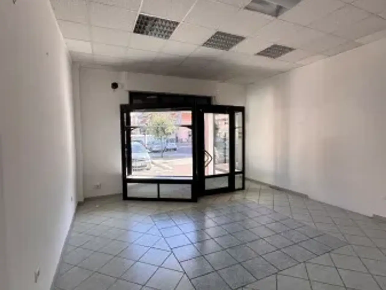Negozio in Piazza Giuseppe Garibaldi, Nettuno, {3} - Foto 2