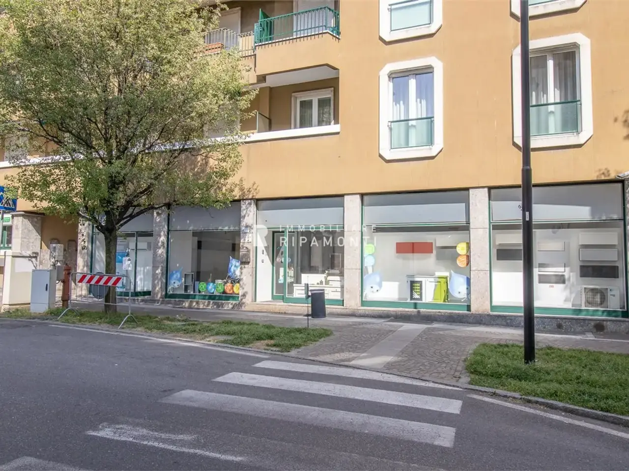 Negozio in Via Azzone Visconti 19, Lecco, {3} - Foto 1