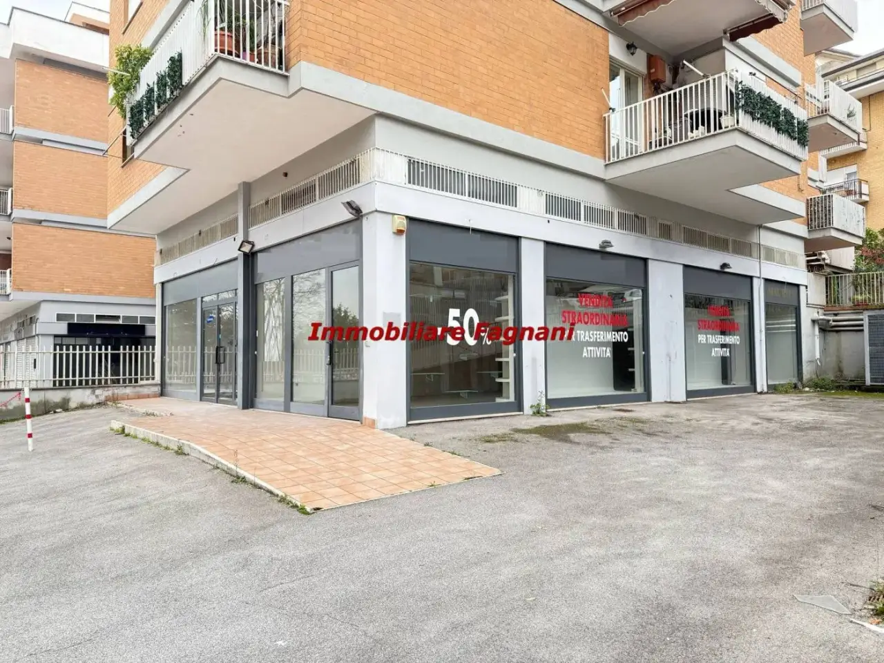 Locale commerciale in Largo Mario Ciancia,Velletri, Velletri, {3} - Foto 1