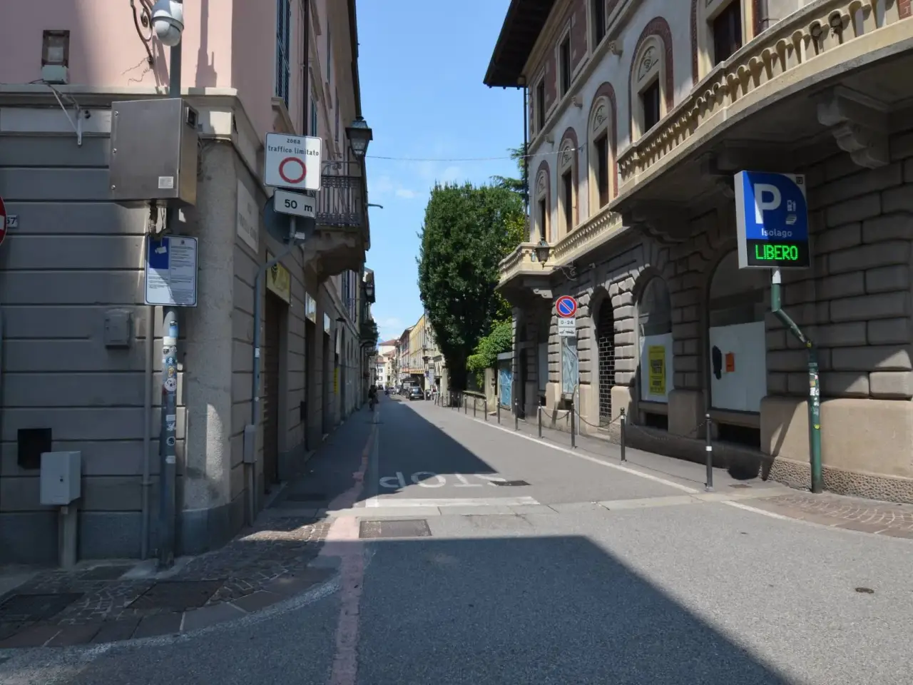 Negozio in Via F.Lli Cairoli, Lecco, {3} - Foto 1