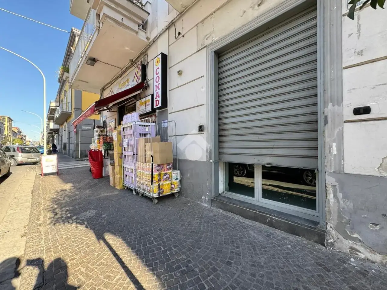 Negozio in Via Massimo Stanzione 27, Frattamaggiore, {3} - Foto 2