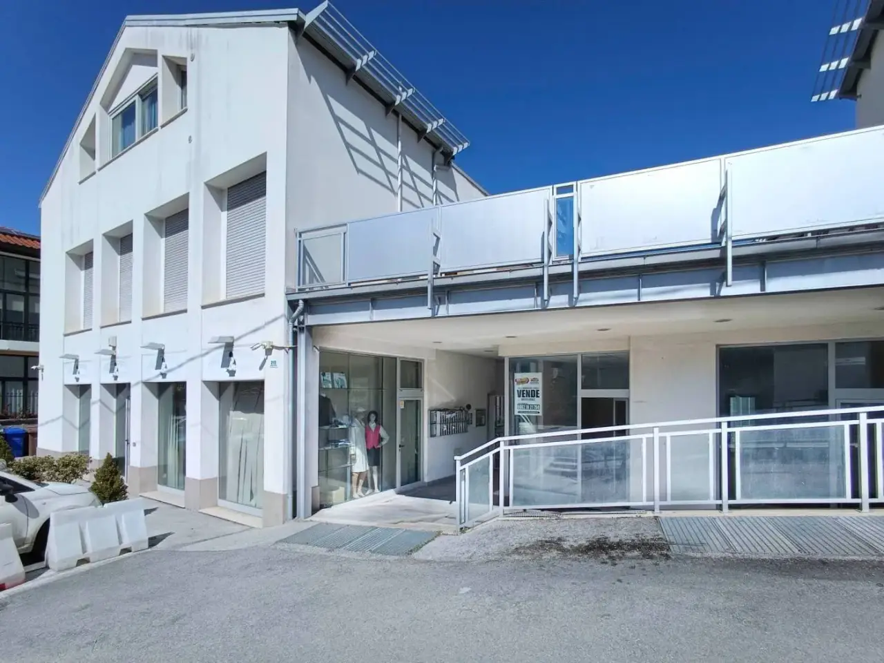 Negozio in Viale della Croce Rossa 219, L'Aquila, {3} - Foto 1