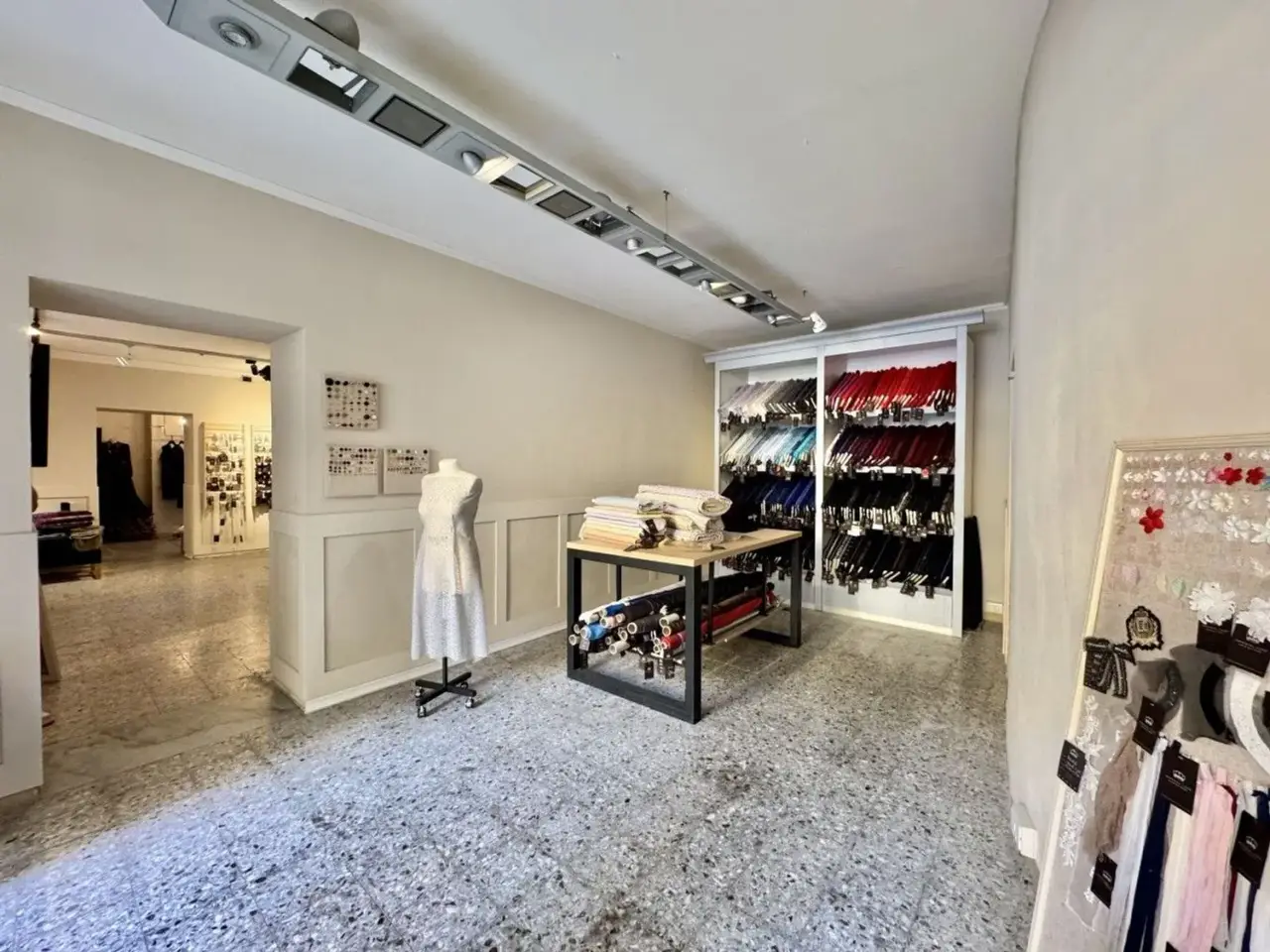 Negozio in Ia Ricasoli 4, Pescia, {3} - Foto 1