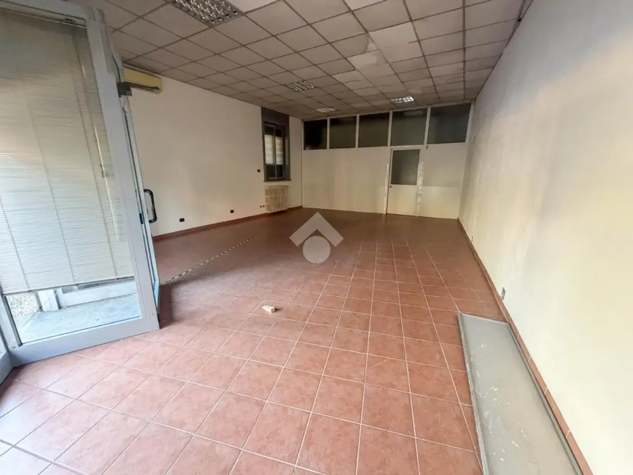 Negozio in Via Alessandro Volta 1, Paderno D'Adda, {3} - Foto 2