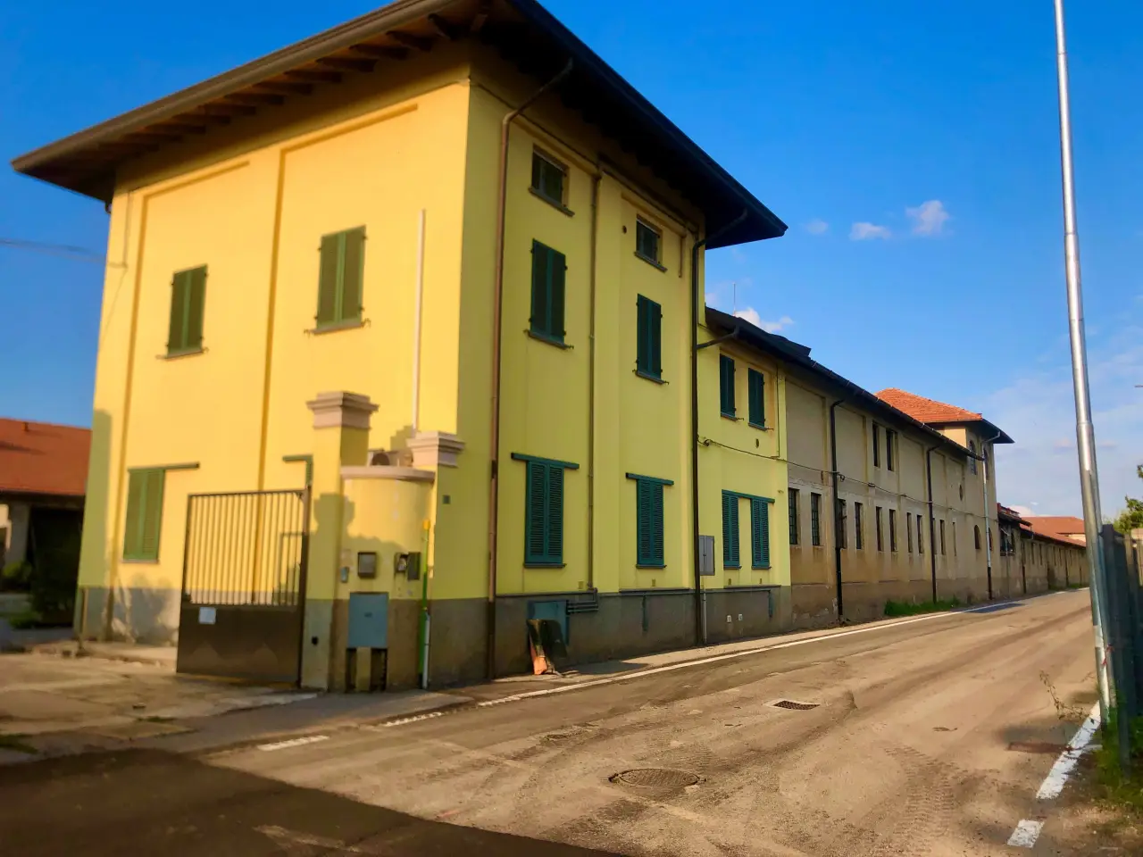 Palazzina commerciale in Via della Repubblica 13, Olgiate Olona, {3} - Foto 2