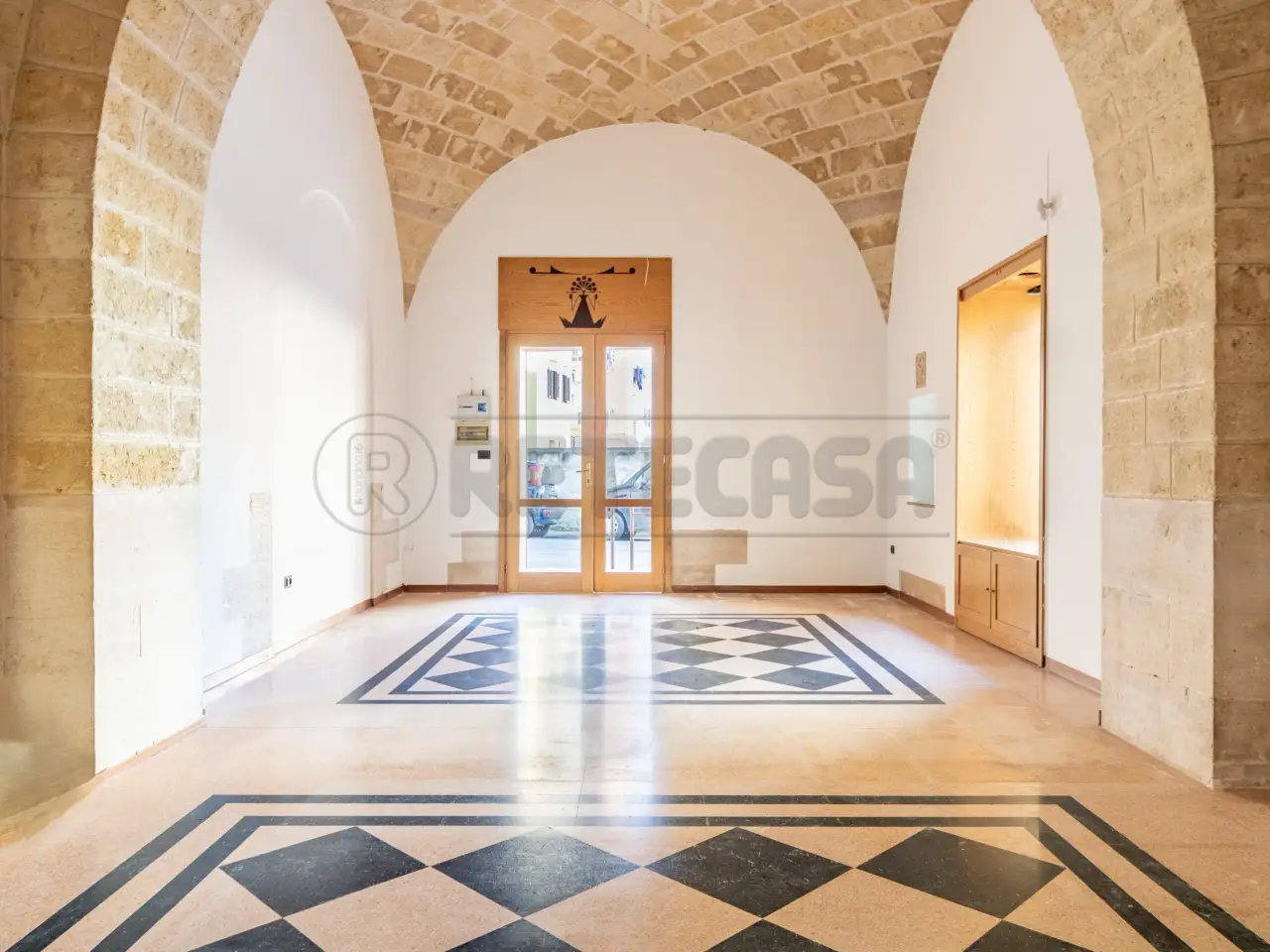 Palazzina commerciale in Via San Lorenzo 29, Bisceglie, {3} - Foto 1
