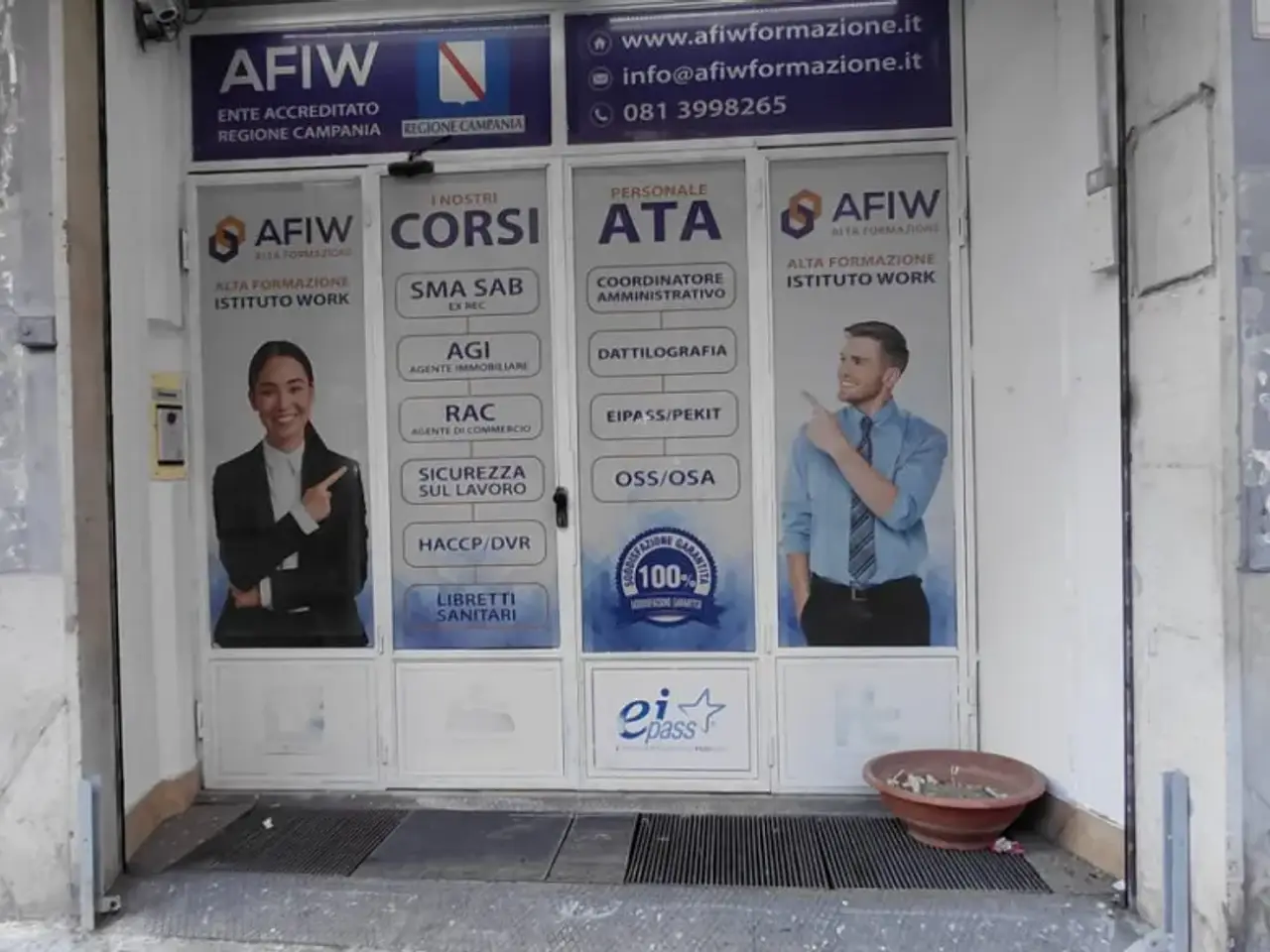 Esercizio commerciale in Corso Arnaldo Lucci 54, Napoli, {3} - Foto 2