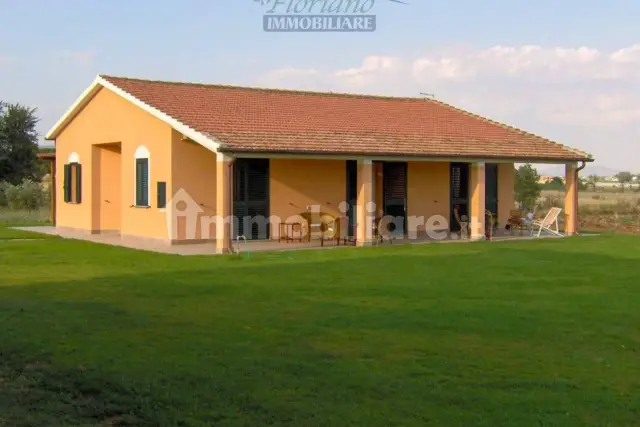 Country house or cottage in Strada Provinciale Pescia Fiorentina, Capalbio - Photo 1