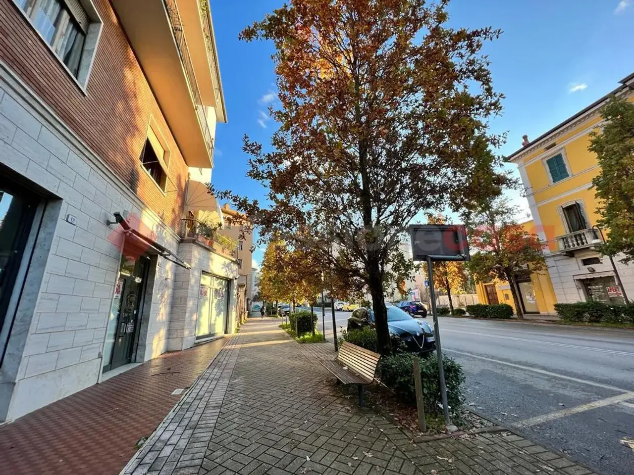 Negozio in Viale Trento E Trieste, Spoleto, {3} - Foto 1