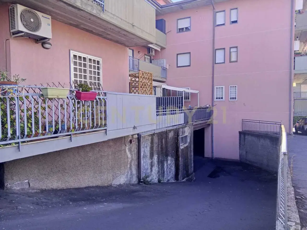 Parcheggio chiuso in Via Grotta di San Giovanni 17, Catania, {3} - Foto 1