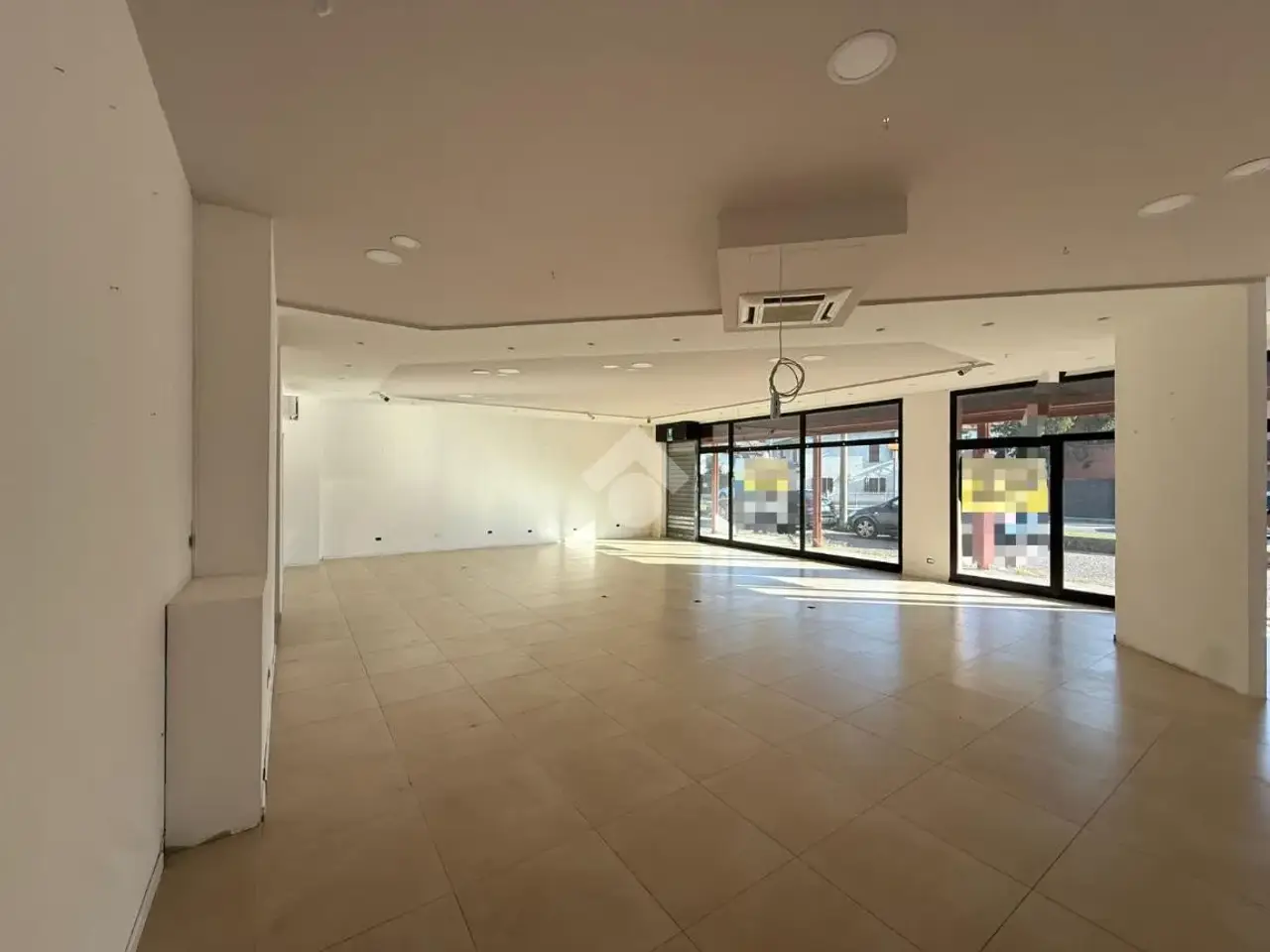 Negozio in Via XXV Aprile 17, Castelnovo Di Sotto, {3} - Foto 2