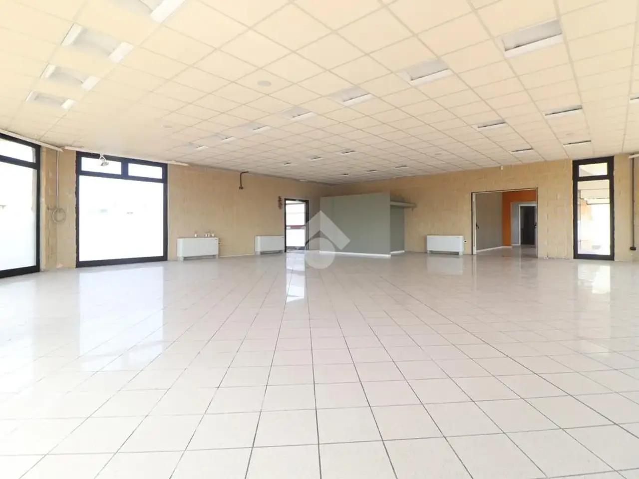 Negozio in Via Bachelet 22, Porto Mantovano, {3} - Foto 2