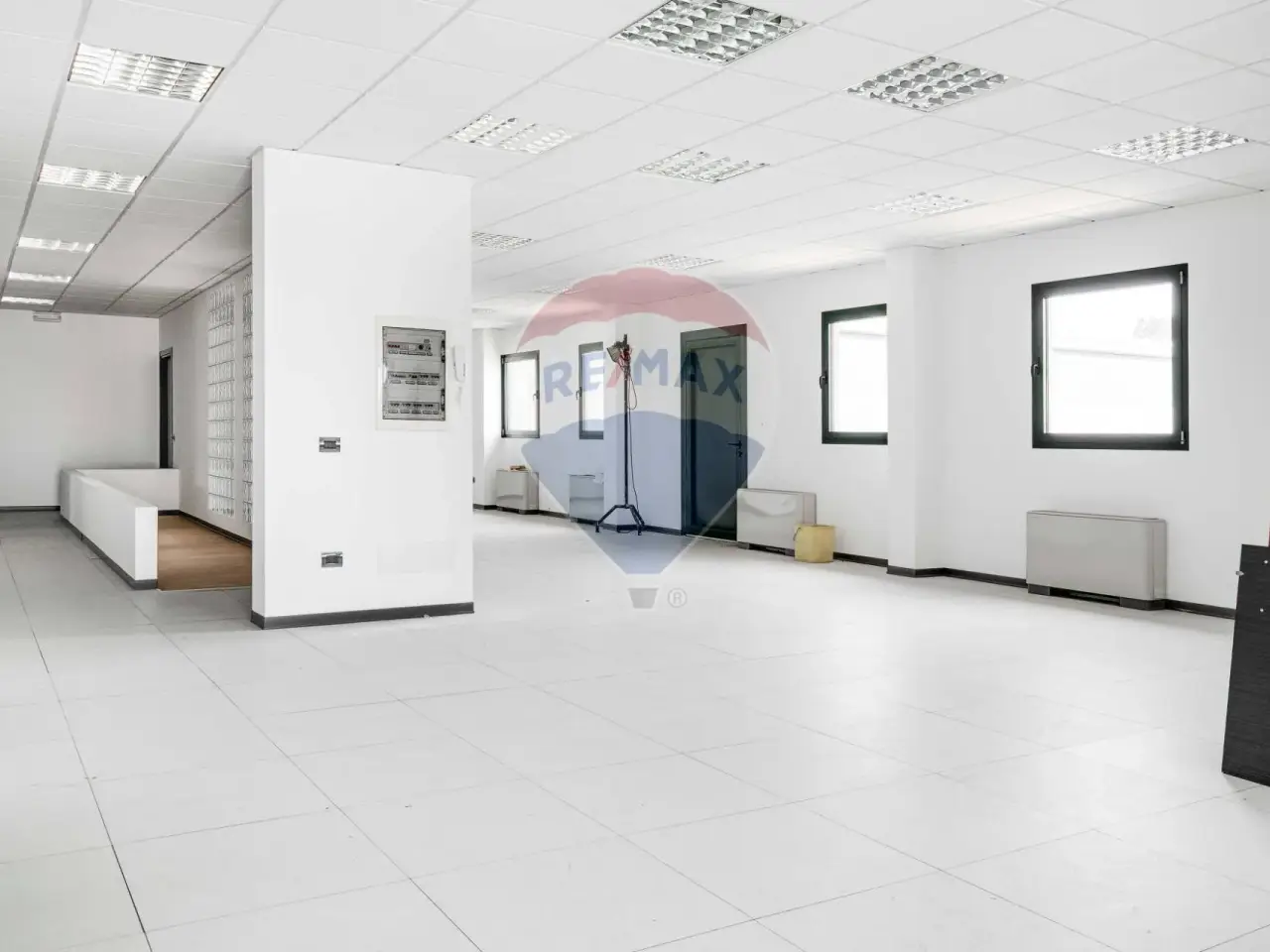 Ufficio in Via 2 Giugno 13, Azzate, {3} - Foto 2