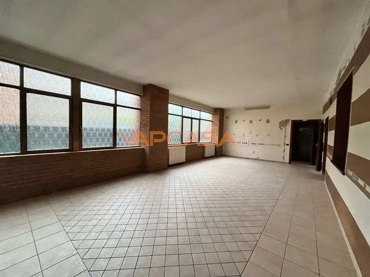 Negozio in Via Patrioti Romanesi 8, Romano Di Lombardia, {3} - Foto 1