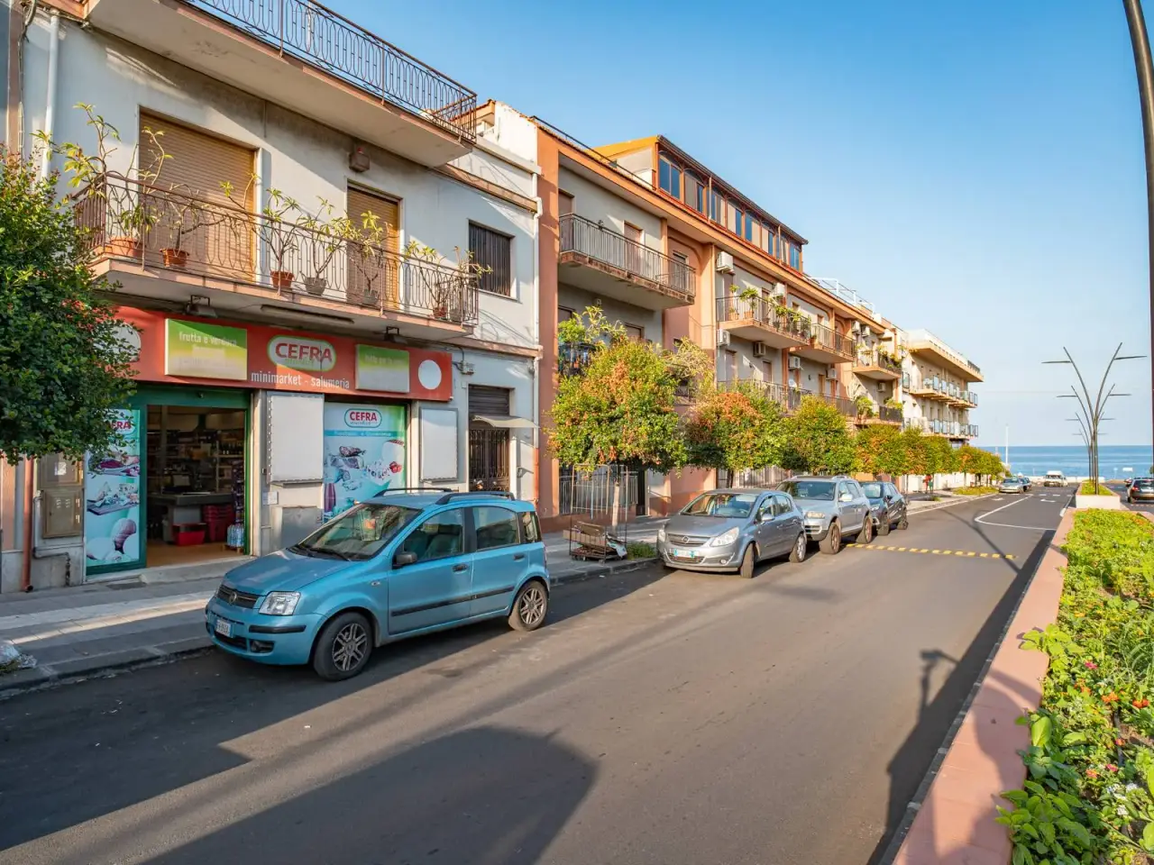Esercizio commerciale in Viale Amendola 27-29, Riposto, {3} - Foto 2