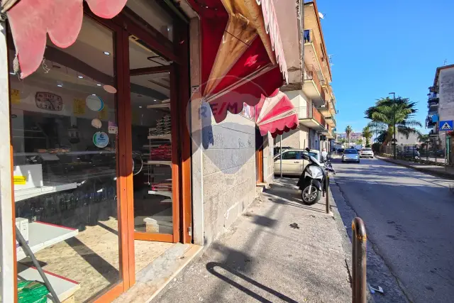 Geschäft in Viale Quattro Aprile 129, Napoli - Foto 1