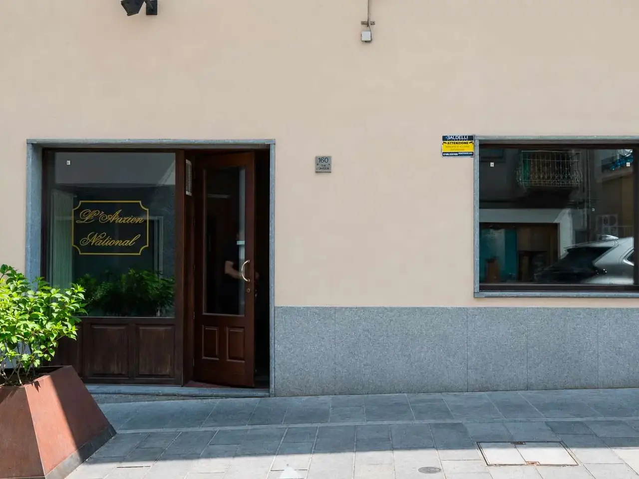 Negozio in Via Chanoux, Chatillon, {3} - Foto 1