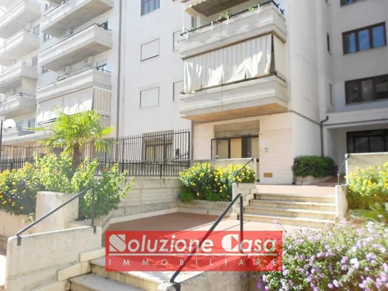 Negozio in Via Europa, Canosa Di Puglia, {3} - Foto 2