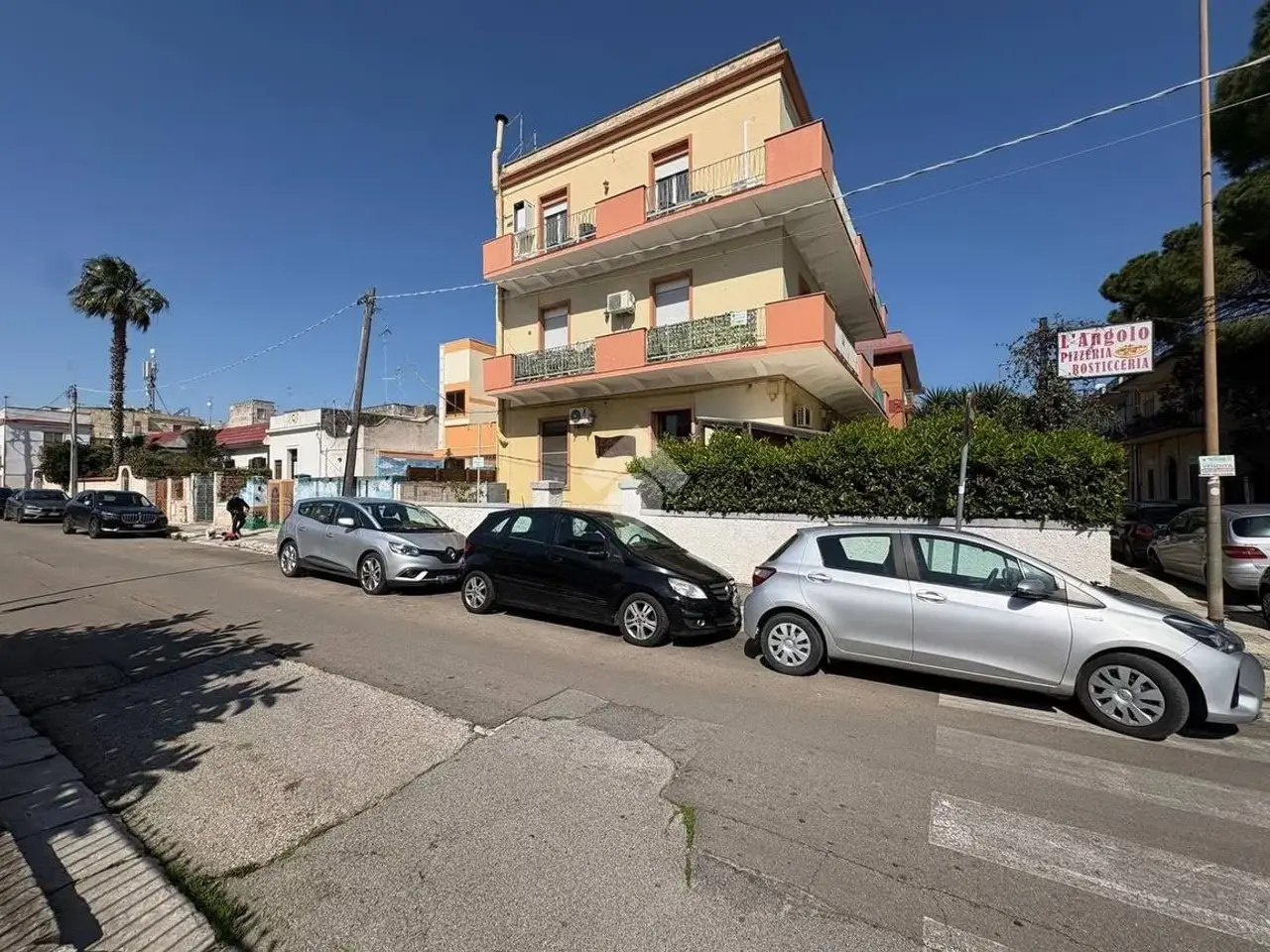 Magazzino in Via Ammiraglio Cagni 51, Brindisi, {3} - Foto 1