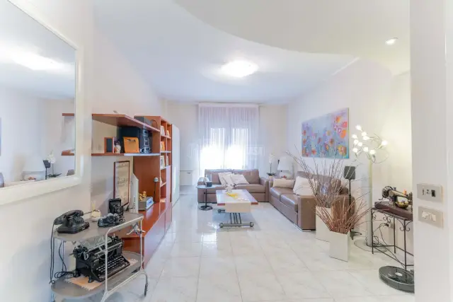 3-room flat in Via Nino Bixio 14, Bollate - Photo 1