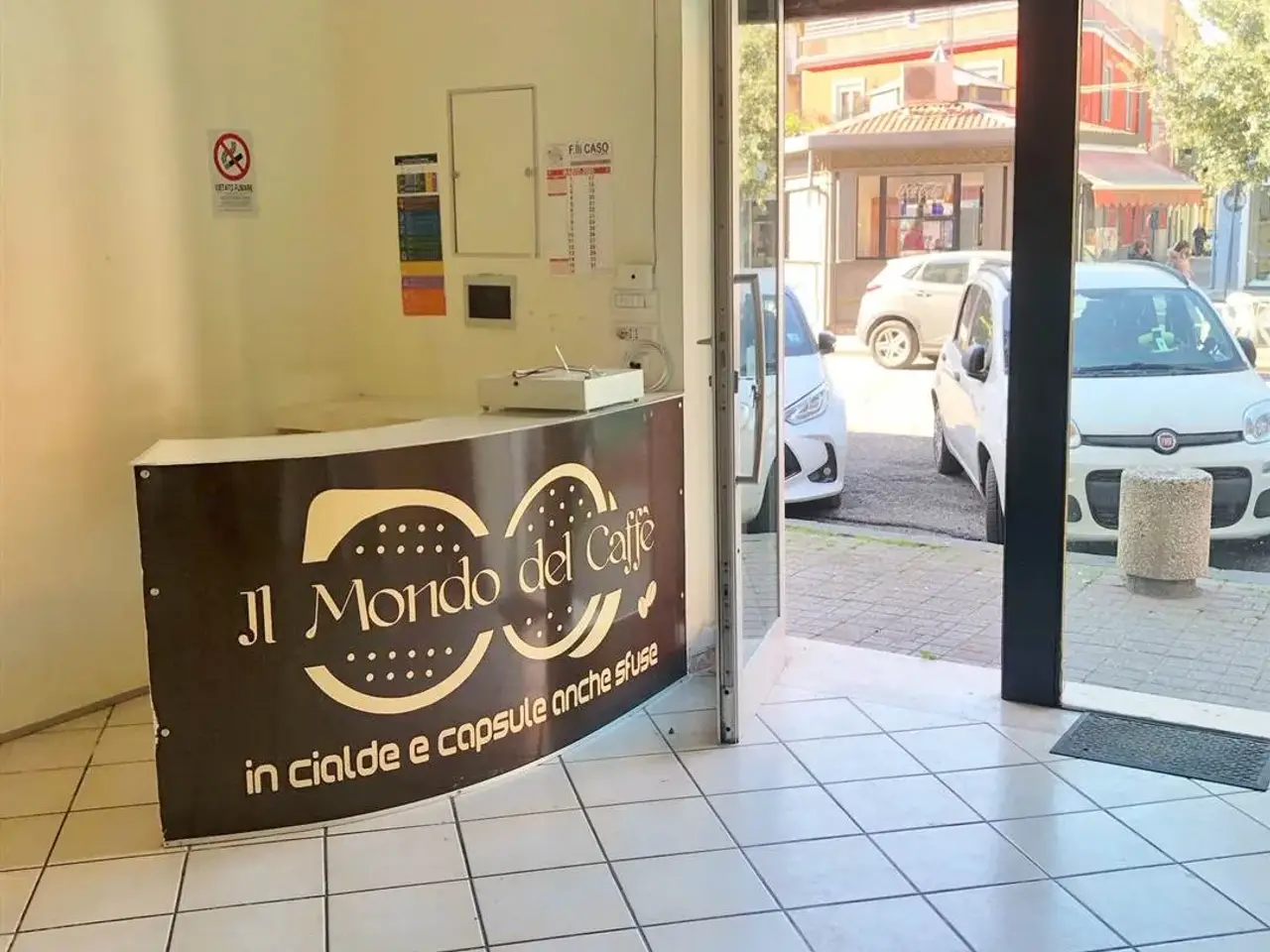 Negozio in P.Za della Libertà, Salerno, {3} - Foto 1