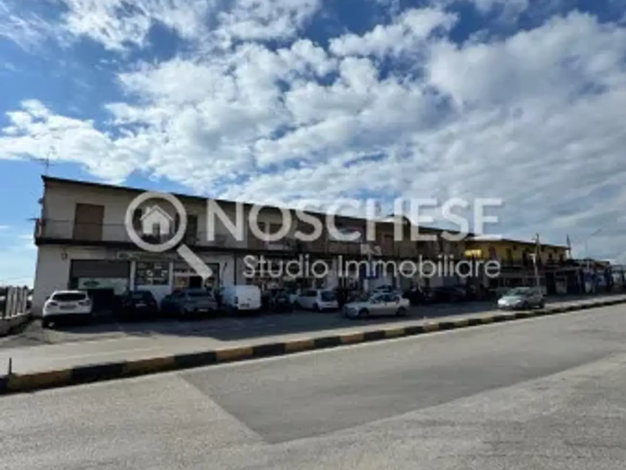 Negozio in Viale della Libertà, Montecorvino Pugliano, {3} - Foto 1