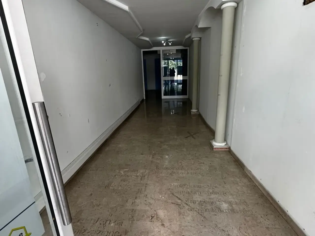 Negozio in Viale Istria, 16, Andria, {3} - Foto 2
