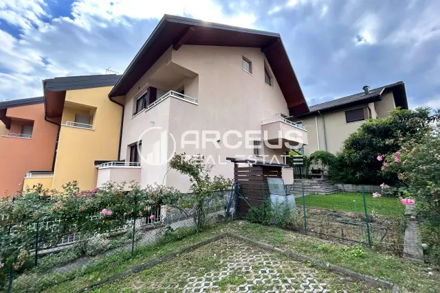 Terraced house in {3}, - Photo 1