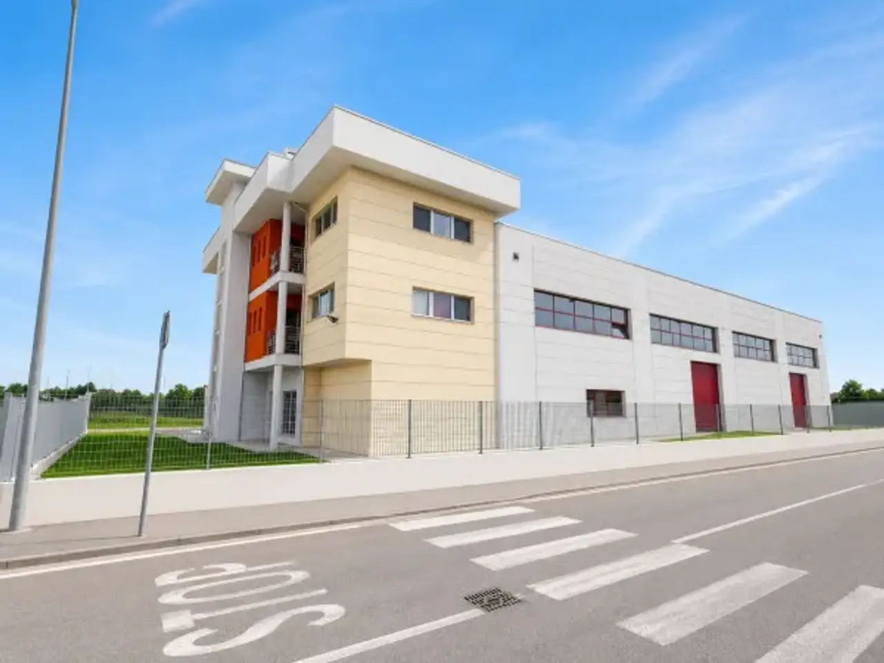 Capannone in Viale del Lavoro 63, Romano Di Lombardia, {3} - Foto 1
