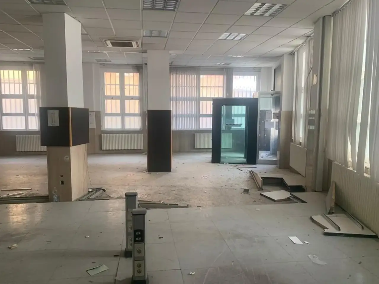 Locale commerciale in , Livorno, {3} - Foto 1