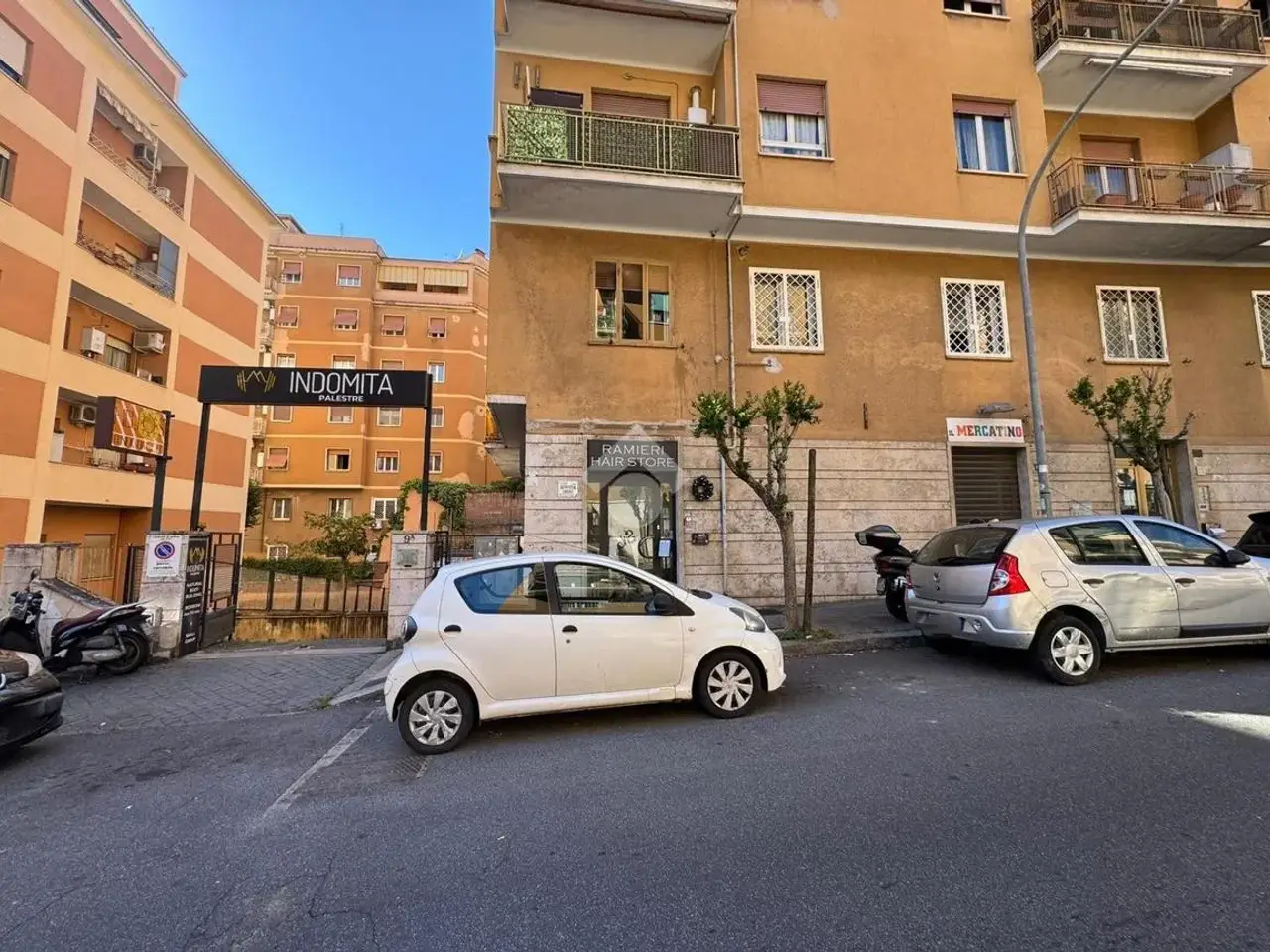 Negozio in Via Graziano 11, Roma, {3} - Foto 1