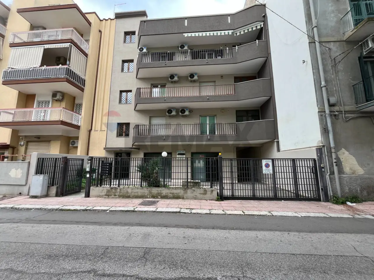Esercizio commerciale in Via Pola 18, Taranto, {3} - Foto 1