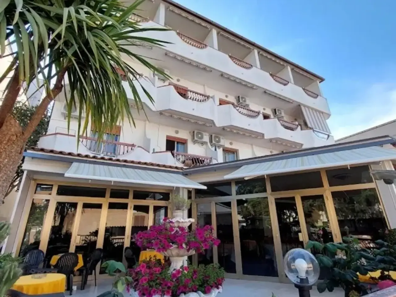 Albergo in Via Camillo Benso Conte di Cavour 156, Roseto Degli Abruzzi, {3} - Foto 1