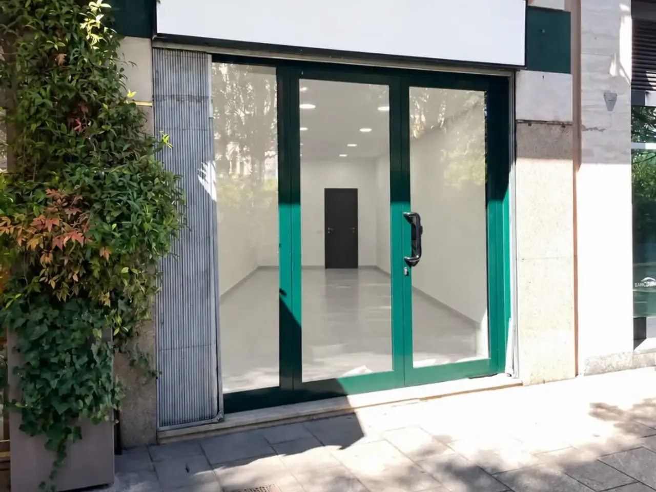 Abbigliamento in Piazza Ernesto De Angeli 12, Milano, {3} - Foto 1