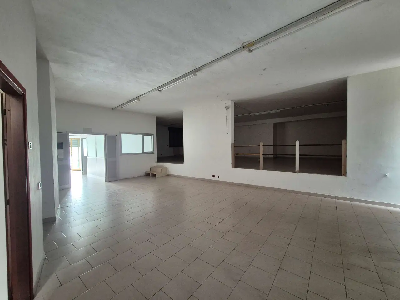 Palazzina commerciale in Via Piave 12, Vertemate Con Minoprio, {3} - Foto 2