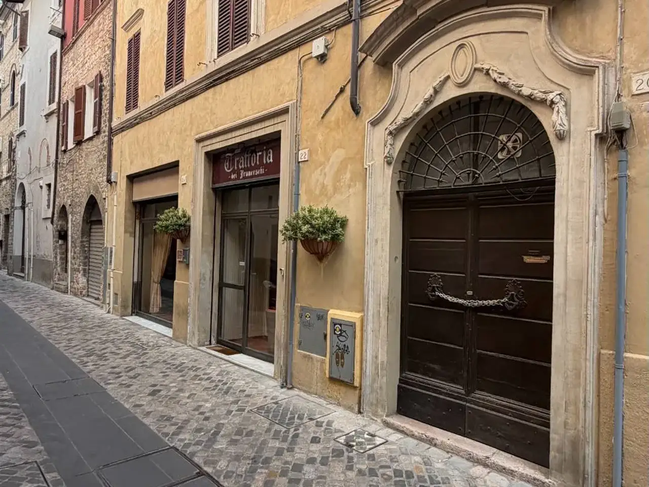 Negozio in Via dei Franceschi 18-20, Foligno, {3} - Foto 1