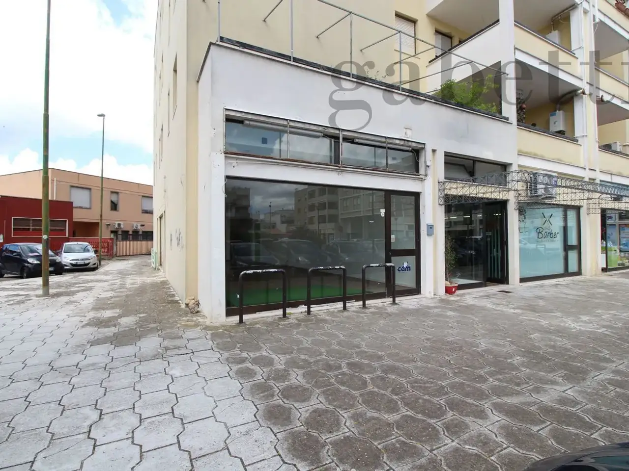 Negozio in Piazza a. Venturi 1, Copertino, {3} - Foto 1