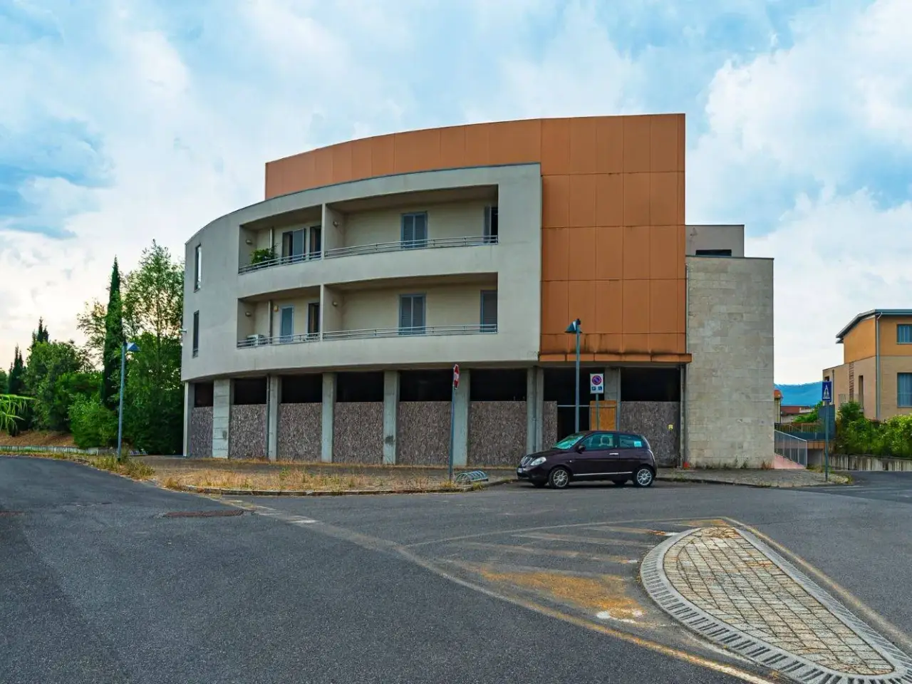 Locale commerciale in Via Vecchia Fiorentina, 65, Pistoia, {3} - Foto 1