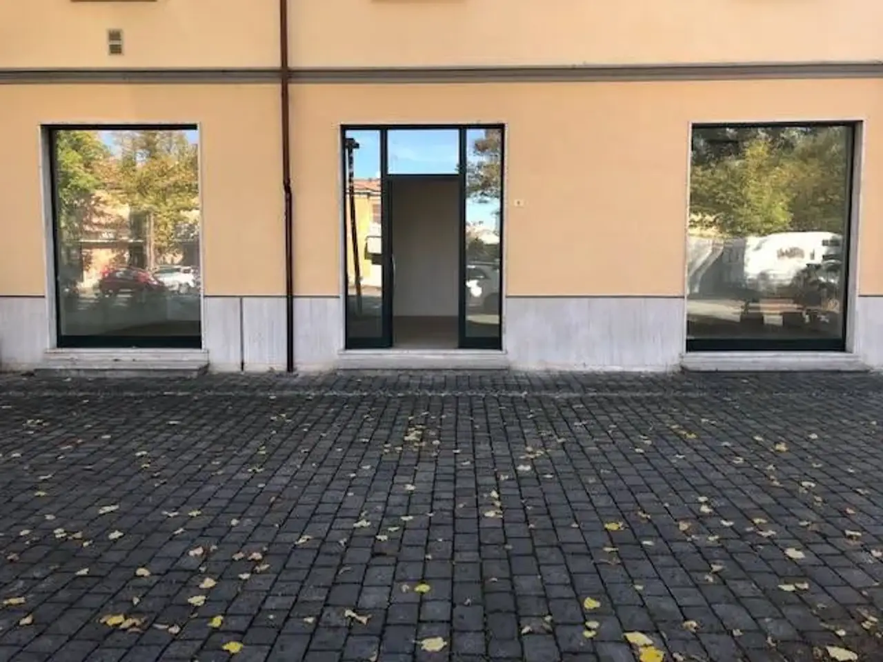 Negozio in Piazza Marconi, San Giorgio Piacentino, {3} - Foto 2