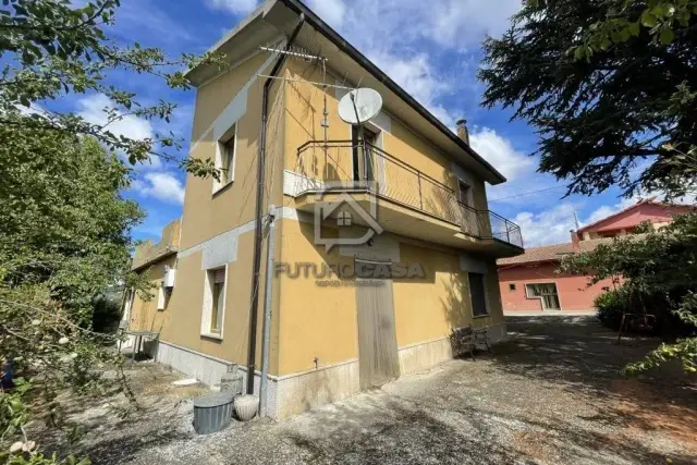 Detached house in {3}, - Photo 1