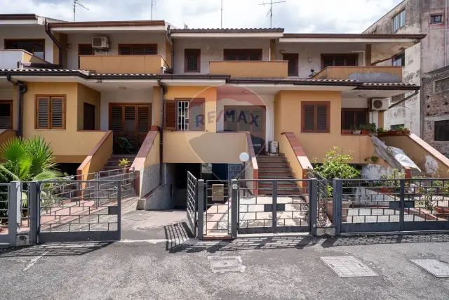 Villa a schiera in Via della Regione 188, San Giovanni la Punta - Foto 1