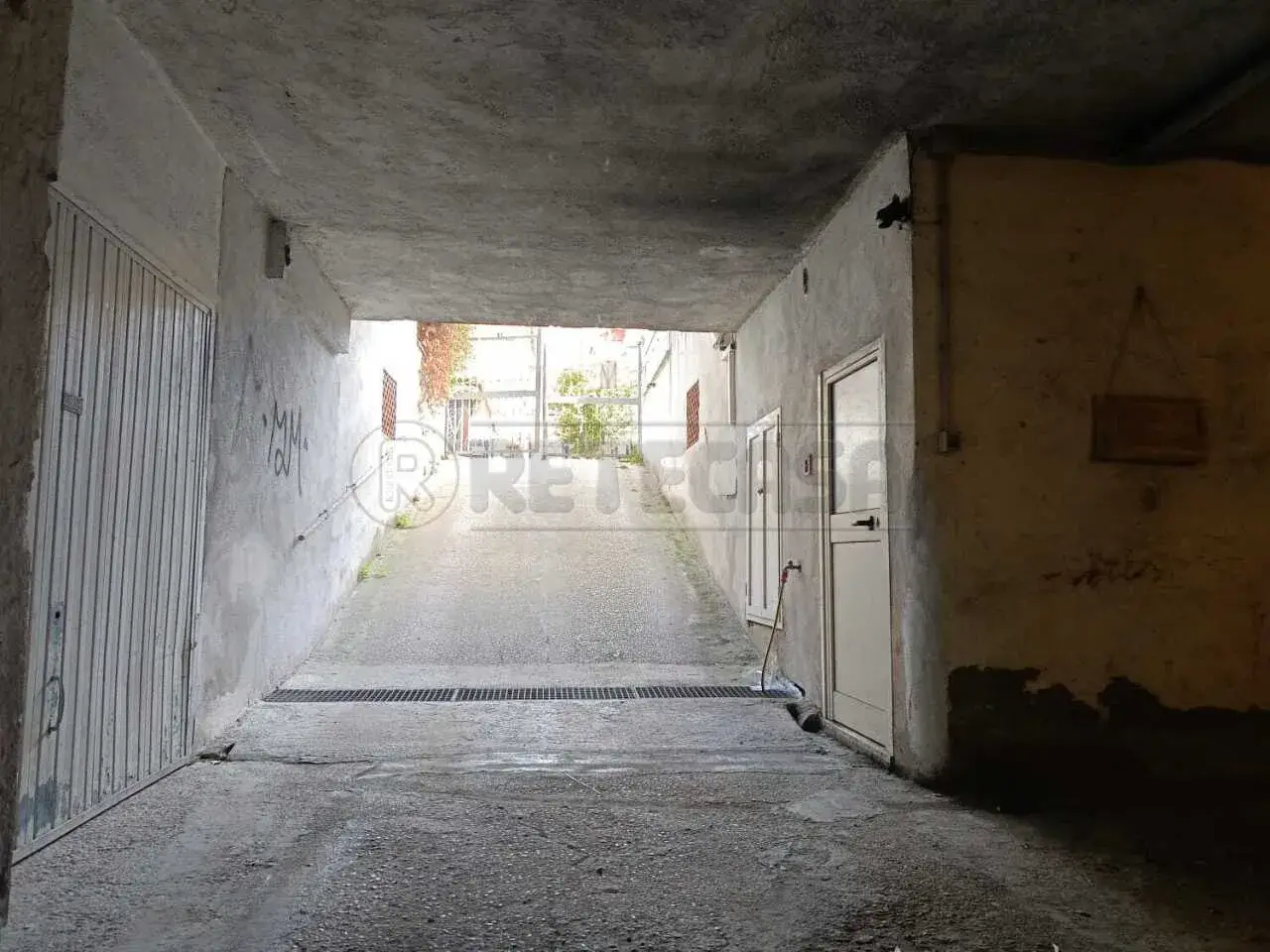 Parcheggio chiuso in Via Pescara 33, Ladispoli, {3} - Foto 2