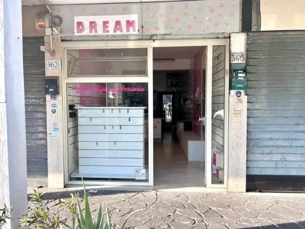 Negozio in Via delle Azzorre 360, Roma, {3} - Foto 1