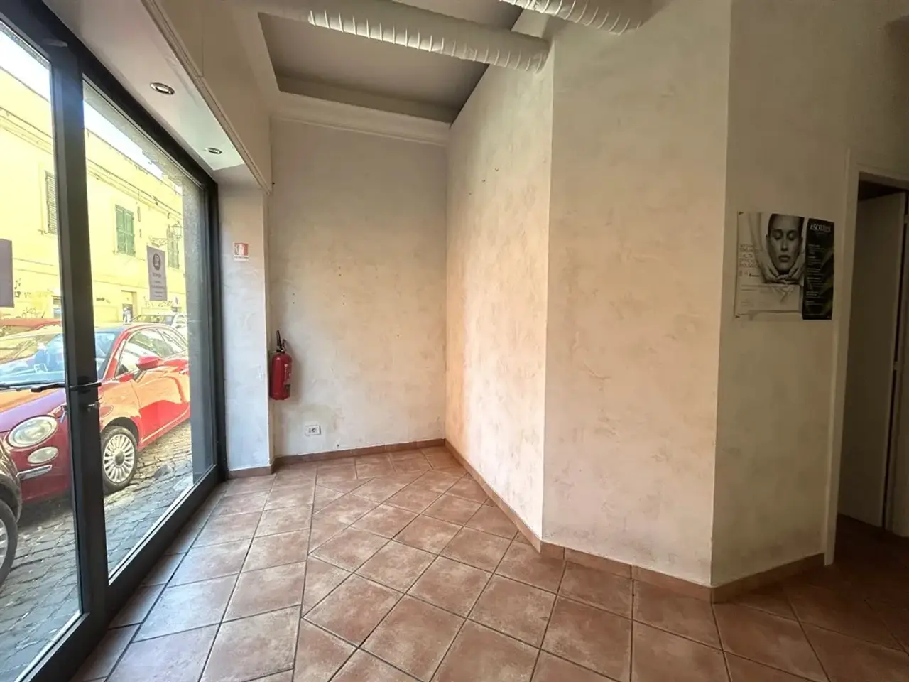 Negozio in Via Sant'Ambrogio 5, Albano Laziale, {3} - Foto 1