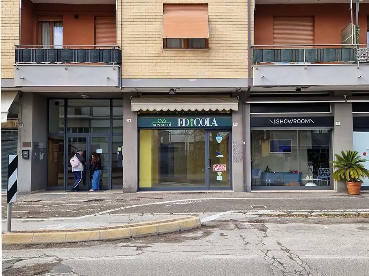 Negozio in Via Milano 74, Pesaro, {3} - Foto 1
