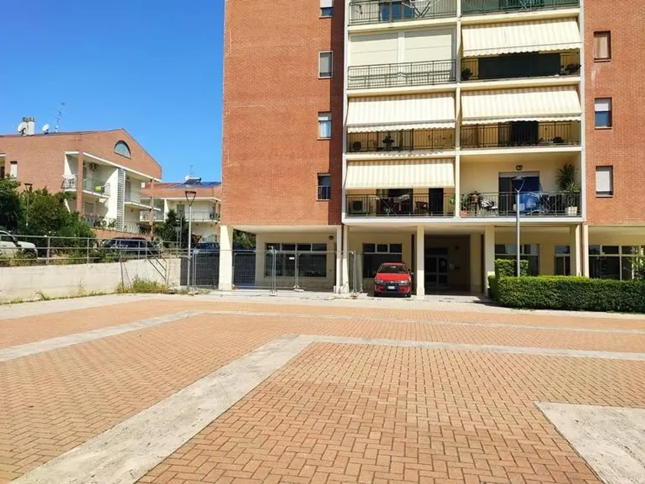 Negozio in Piazza Atene 2, Spoltore, {3} - Foto 1