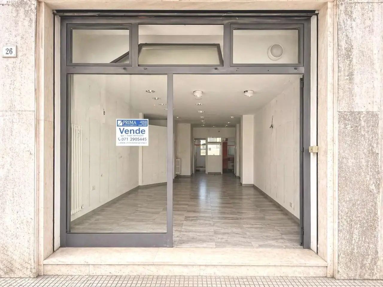 Negozio in Via Damiano Chiesa 28, Ancona, {3} - Foto 1