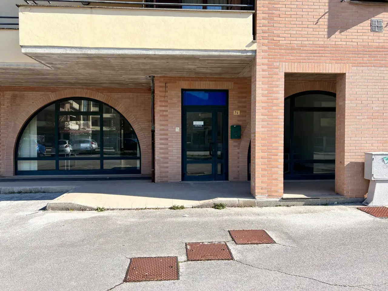 Negozio in Via Martiri delle Foibe Istriane, Fabriano, {3} - Foto 2